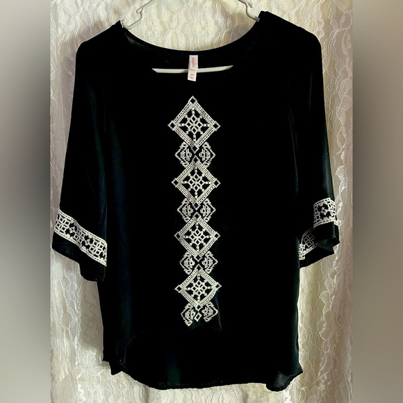 Xhilaration Tops - Xhilaration Black Embroidered Boho Pattern Top